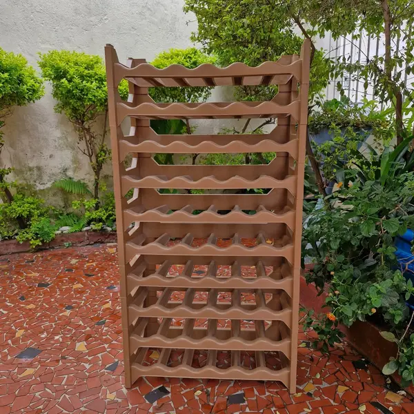 Foto de um(a) Suporte para garrafas ou adega, da categoria de Suportes para garrafas de vinho. MARFINITE - SUPORTE PARA GARRAFAS OU ADEGA, COM 10 PLATOS E 60 NICHOS, DE MATERIAL PLÁSTICO RÍGIDO. Medidas: altura 117 cm X... Mostrado de uma perspectiva diferente. Vendido no marketplace Trésors.