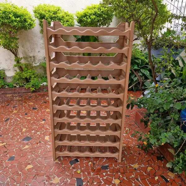 Foto de um(a) Suporte para garrafas ou adega, da categoria de Suportes para garrafas de vinho. MARFINITE - SUPORTE PARA GARRAFAS OU ADEGA, COM 10 PLATOS E 60 NICHOS, DE MATERIAL PLÁSTICO RÍGIDO. Medidas: altura 117 cm X... Mostrado de uma perspectiva diferente. Vendido no marketplace Trésors.