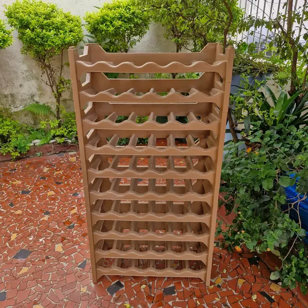 Foto de um(a) Suporte para garrafas ou adega, da categoria de Suportes para garrafas de vinho. MARFINITE - SUPORTE PARA GARRAFAS OU ADEGA, COM 10 PLATOS E 60 NICHOS, DE MATERIAL PLÁSTICO RÍGIDO. Medidas: altura 117 cm X... Mostrado de uma perspectiva diferente. Vendido no marketplace Trésors.