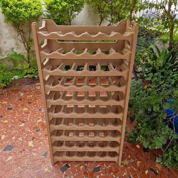 Foto de um(a) Suporte para garrafas ou adega, da categoria de Suportes para garrafas de vinho. MARFINITE - SUPORTE PARA GARRAFAS OU ADEGA, COM 10 PLATOS E 60 NICHOS, DE MATERIAL PLÁSTICO RÍGIDO. Medidas: altura 117 cm X... Mostrado de uma perspectiva diferente. Vendido no marketplace Trésors.