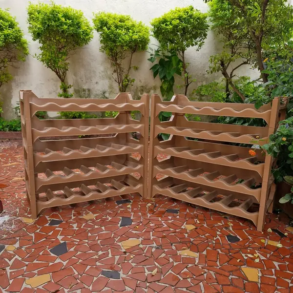 Foto de um(a) Suporte para garrafas ou adega, da categoria de Suportes para garrafas de vinho. MARFINITE - SUPORTE PARA GARRAFAS OU ADEGA, COM 10 PLATOS E 60 NICHOS, DE MATERIAL PLÁSTICO RÍGIDO. Medidas: altura 117 cm X... Mostrado de uma perspectiva diferente. Vendido no marketplace Trésors.