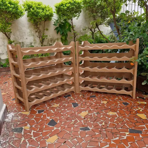 Foto de um(a) Suporte para garrafas ou adega, da categoria de Suportes para garrafas de vinho. MARFINITE - SUPORTE PARA GARRAFAS OU ADEGA, COM 10 PLATOS E 60 NICHOS, DE MATERIAL PLÁSTICO RÍGIDO. Medidas: altura 117 cm X... Mostrado de uma perspectiva diferente. Vendido no marketplace Trésors.