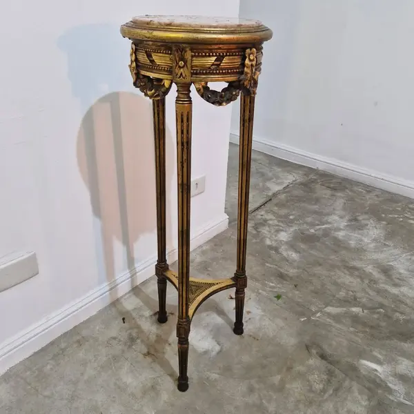 Foto de um(a) Coluna madeira e mármore, da categoria de Floreira de parede. Bellissima coluna / cantoneira apoiada em 3 pés com entalhes florais , acabamento dourado com base de mármore rosa Medidas :... Mostrado de uma perspectiva diferente. Vendido no marketplace Trésors.