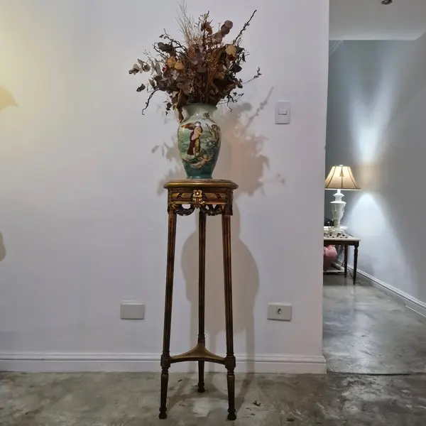 Foto de um(a) Coluna madeira e mármore, da categoria de Floreira de parede. Bellissima coluna / cantoneira apoiada em 3 pés com entalhes florais , acabamento dourado com base de mármore rosa Medidas :... Mostrado de uma perspectiva diferente. Vendido no marketplace Trésors.