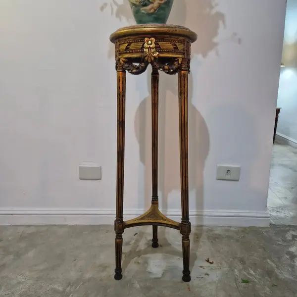 Foto de um(a) Coluna madeira e mármore, da categoria de Floreira de parede. Bellissima coluna / cantoneira apoiada em 3 pés com entalhes florais , acabamento dourado com base de mármore rosa Medidas :... Mostrado de uma perspectiva diferente. Vendido no marketplace Trésors.