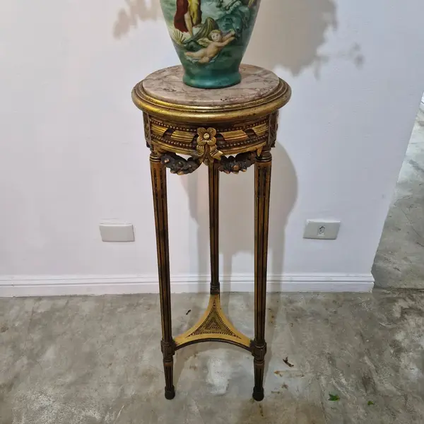 Foto de um(a) Coluna madeira e mármore, da categoria de Floreira de parede. Bellissima coluna / cantoneira apoiada em 3 pés com entalhes florais , acabamento dourado com base de mármore rosa Medidas :... Mostrado de uma perspectiva diferente. Vendido no marketplace Trésors.