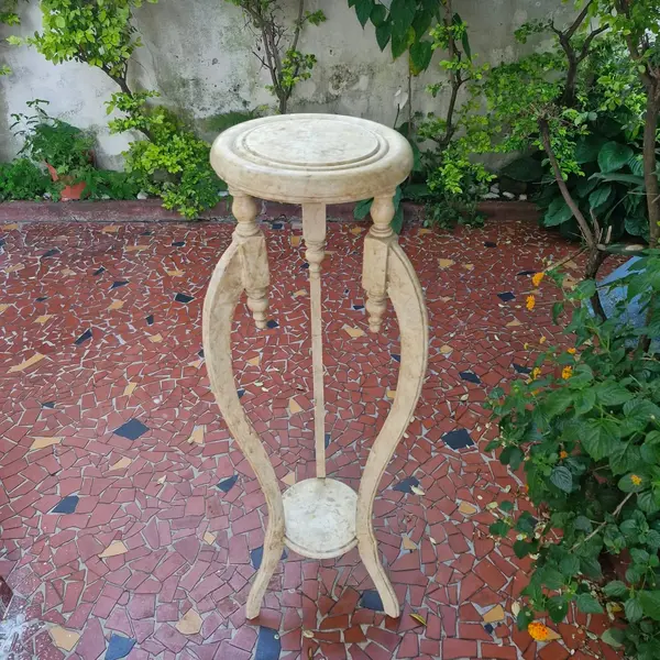 Foto de um(a) Floreira em madeira nobre com pátina, da categoria de Móveis para jardim. Linda floreira em madeira nobre com pátina imitando marmore. Medidas : altura 1,06 cm x largura 36 cm x base 30 cm. Mostrado de uma perspectiva diferente. Vendido no marketplace Trésors.