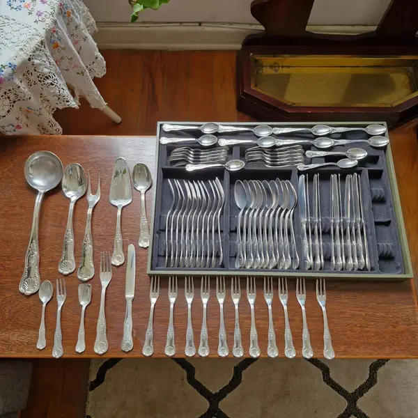 Foto de um(a) Faqueiro italiano 76 pçs, da categoria de Faqueiros / Jogo de talheres. Belíssimo faqueiro Italiano completo e sem uso, com belos detalhes, 76 peças (Italy ARG. 800) Contém:12 facas12 colheres12... Mostrado de uma perspectiva diferente. Vendido no marketplace Trésors.
