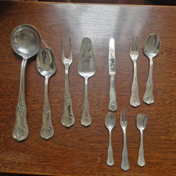 Foto de um(a) Faqueiro italiano 76 pçs, da categoria de Faqueiros / Jogo de talheres. Belíssimo faqueiro Italiano completo e sem uso, com belos detalhes, 76 peças (Italy ARG. 800) Contém:12 facas12 colheres12... Mostrado de uma perspectiva diferente. Vendido no marketplace Trésors.
