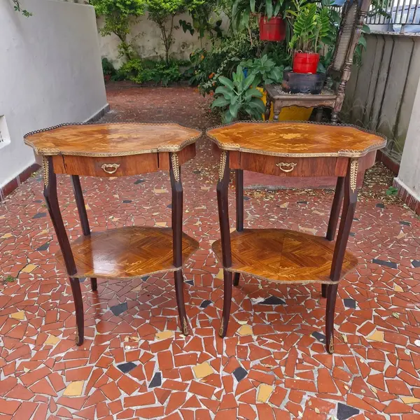 Foto de um(a) Mesa lateral em madeira nobre, da categoria de Mesas laterais. Belissimas mesinhas laterais em madeira nobre, estilo francês Luiz XV, com 2 estágios, pernas recurvas terminadas em bronze,... Mostrado de uma perspectiva diferente. Vendido no marketplace Trésors.