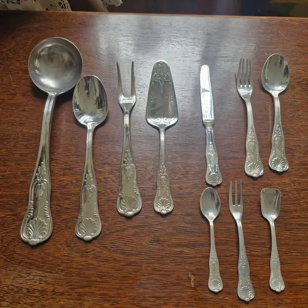 Foto de um(a) Faqueiro italiano 76 pçs, da categoria de Faqueiros / Jogo de talheres. Belíssimo faqueiro Italiano completo e sem uso, com belos detalhes, 76 peças (Italy ARG. 800) Contém:12 facas12 colheres12... Mostrado de uma perspectiva diferente. Vendido no marketplace Trésors.