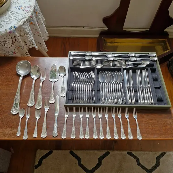 Foto de um(a) Faqueiro italiano 76 pçs, da categoria de Faqueiros / Jogo de talheres. Belíssimo faqueiro Italiano completo e sem uso, com belos detalhes, 76 peças (Italy ARG. 800) Contém:12 facas12 colheres12... Mostrado de uma perspectiva diferente. Vendido no marketplace Trésors.