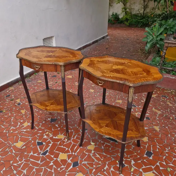 Foto de um(a) Mesa lateral em madeira nobre, da categoria de Mesas laterais. Belissimas mesinhas laterais em madeira nobre, estilo francês Luiz XV, com 2 estágios, pernas recurvas terminadas em bronze,... Mostrado de uma perspectiva diferente. Vendido no marketplace Trésors.