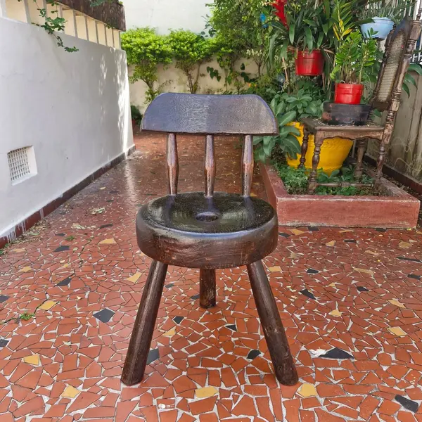 Foto de um(a) Cadeira caipira em madeira maciça, da categoria de Cadeiras, bancos e banquetas. Cadeira caipira esculpida em madeira maciça, assento redondo três pés roliços e inclinados, encosto formado por três barras... Mostrado de uma perspectiva diferente. Vendido no marketplace Trésors.