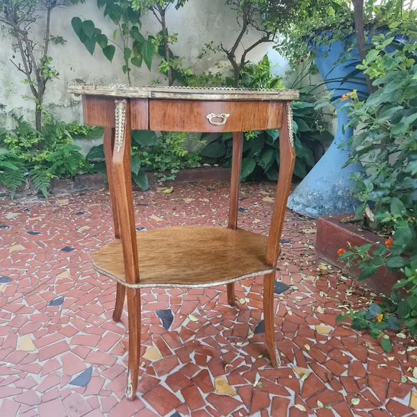 Foto de um(a) Mesa de canto em madeira, da categoria de Mesas laterais. Mesinha de canto decorativa com 2 níveis e uma gaveta. Arrematada por detalhes em bronze.(mesinha restaurada) Medidas :... Mostrado de uma perspectiva diferente. Vendido no marketplace Trésors.