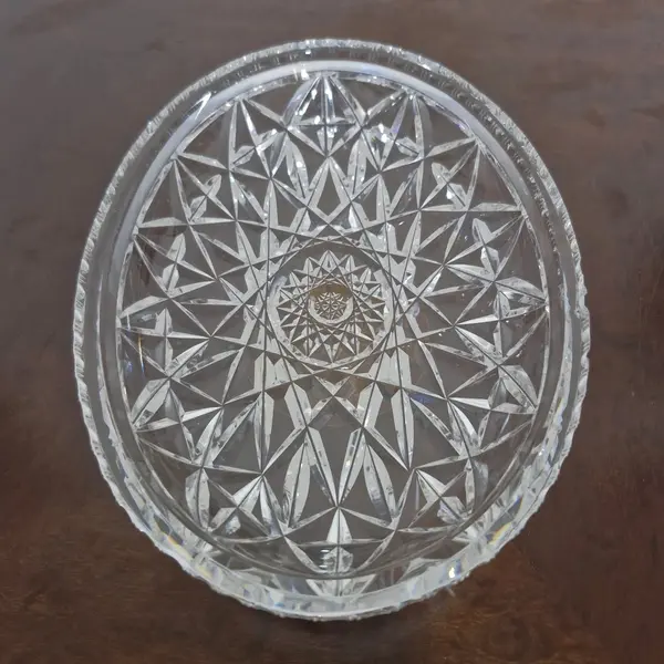 Foto de um(a) Petisqueira cristal lapidado, da categoria de Utensílios de servir. Elegante e sofisticada petisqueira, adequada para ocasiões especiais. Ideal para servir queijos, frutas, azeitonas e outros... Mostrado de uma perspectiva diferente. Vendido no marketplace Trésors.