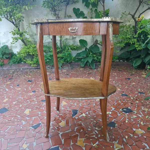 Foto de um(a) Mesa de canto em madeira, da categoria de Mesas laterais. Mesinha de canto decorativa com 2 níveis e uma gaveta. Arrematada por detalhes em bronze.(mesinha restaurada) Medidas :... Mostrado de uma perspectiva diferente. Vendido no marketplace Trésors.