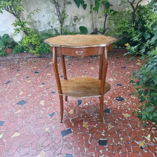 Foto de um(a) Mesa de canto em madeira, da categoria de Mesas laterais. Mesinha de canto decorativa com 2 níveis e uma gaveta. Arrematada por detalhes em bronze.(mesinha restaurada) Medidas :... Mostrado de uma perspectiva diferente. Vendido no marketplace Trésors.