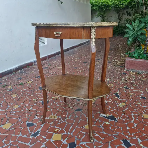 Foto de um(a) Mesa de canto em madeira, da categoria de Mesas laterais. Mesinha de canto decorativa com 2 níveis e uma gaveta. Arrematada por detalhes em bronze.(mesinha restaurada) Medidas :... Mostrado de uma perspectiva diferente. Vendido no marketplace Trésors.