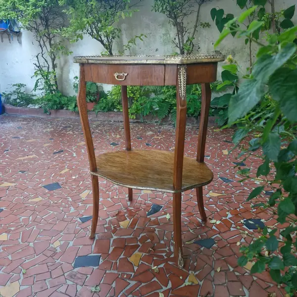 Foto de um(a) Mesa de canto em madeira, da categoria de Mesas laterais. Mesinha de canto decorativa com 2 níveis e uma gaveta. Arrematada por detalhes em bronze.(mesinha restaurada) Medidas :... Mostrado de uma perspectiva diferente. Vendido no marketplace Trésors.