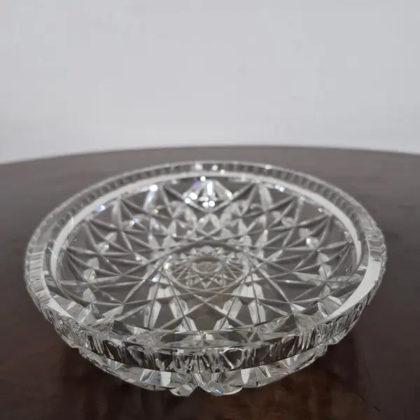 Foto de um(a) Petisqueira cristal lapidado, da categoria de Utensílios de servir. Elegante e sofisticada petisqueira, adequada para ocasiões especiais. Ideal para servir queijos, frutas, azeitonas e outros... Mostrado de uma perspectiva diferente. Vendido no marketplace Trésors.