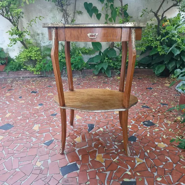 Foto de um(a) Mesa de canto em madeira, da categoria de Mesas laterais. Mesinha de canto decorativa com 2 níveis e uma gaveta. Arrematada por detalhes em bronze.(mesinha restaurada) Medidas :... Mostrado de uma perspectiva diferente. Vendido no marketplace Trésors.