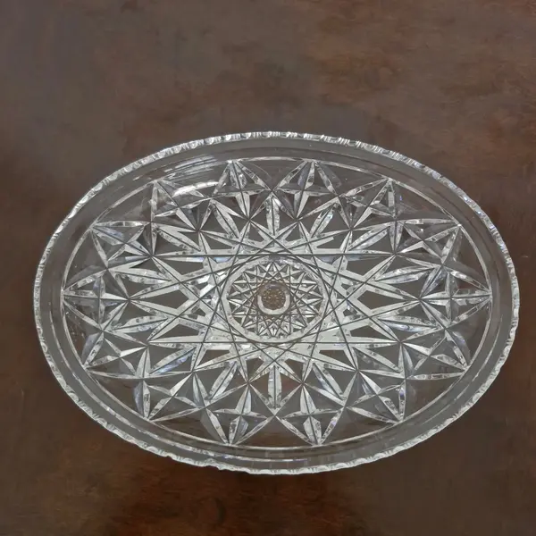 Foto de um(a) Petisqueira cristal lapidado, da categoria de Utensílios de servir. Elegante e sofisticada petisqueira, adequada para ocasiões especiais. Ideal para servir queijos, frutas, azeitonas e outros... Mostrado de uma perspectiva diferente. Vendido no marketplace Trésors.