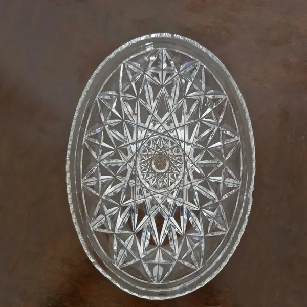 Foto de um(a) Petisqueira cristal lapidado, da categoria de Utensílios de servir. Elegante e sofisticada petisqueira, adequada para ocasiões especiais. Ideal para servir queijos, frutas, azeitonas e outros... Mostrado de uma perspectiva diferente. Vendido no marketplace Trésors.