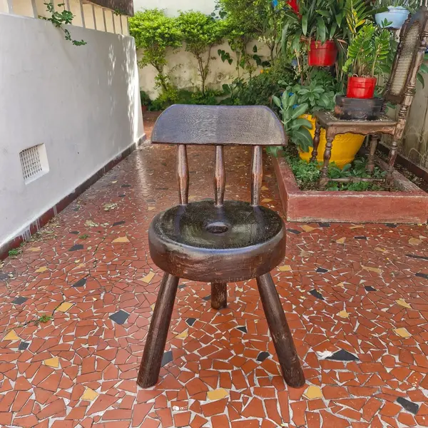Foto de um(a) Cadeira caipira em madeira maciça, da categoria de Cadeiras, bancos e banquetas. Cadeira caipira esculpida em madeira maciça, assento redondo três pés roliços e inclinados, encosto formado por três barras... Mostrado de uma perspectiva diferente. Vendido no marketplace Trésors.