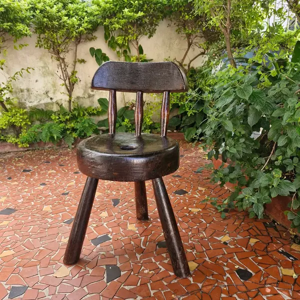 Foto de um(a) Cadeira caipira em madeira maciça, da categoria de Cadeiras, bancos e banquetas. Cadeira caipira esculpida em madeira maciça, assento redondo três pés roliços e inclinados, encosto formado por três barras... Mostrado de uma perspectiva diferente. Vendido no marketplace Trésors.