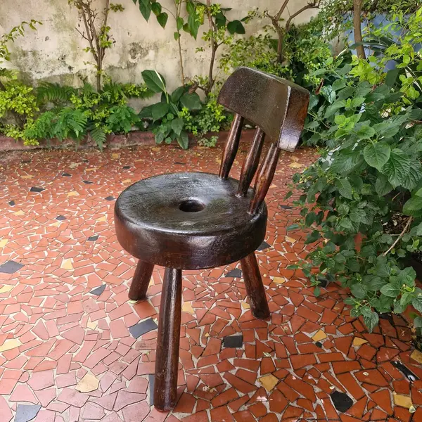 Foto de um(a) Cadeira caipira em madeira maciça, da categoria de Cadeiras, bancos e banquetas. Cadeira caipira esculpida em madeira maciça, assento redondo três pés roliços e inclinados, encosto formado por três barras... Mostrado de uma perspectiva diferente. Vendido no marketplace Trésors.