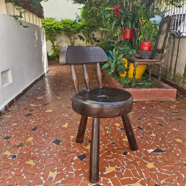 Foto de um(a) Cadeira caipira em madeira maciça, da categoria de Cadeiras, bancos e banquetas. Cadeira caipira esculpida em madeira maciça, assento redondo três pés roliços e inclinados, encosto formado por três barras... Mostrado de uma perspectiva diferente. Vendido no marketplace Trésors.