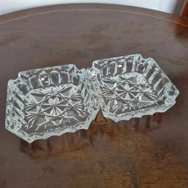 Foto de um(a) Cinzeiro em cristal, da categoria de Cinzeiros. Antigo cinzeiro em cristal translúcido ricamente lapidado. Valor individual! Medidas: 14 cm x 14 cm. Mostrado de uma perspectiva diferente. Vendido no marketplace Trésors.