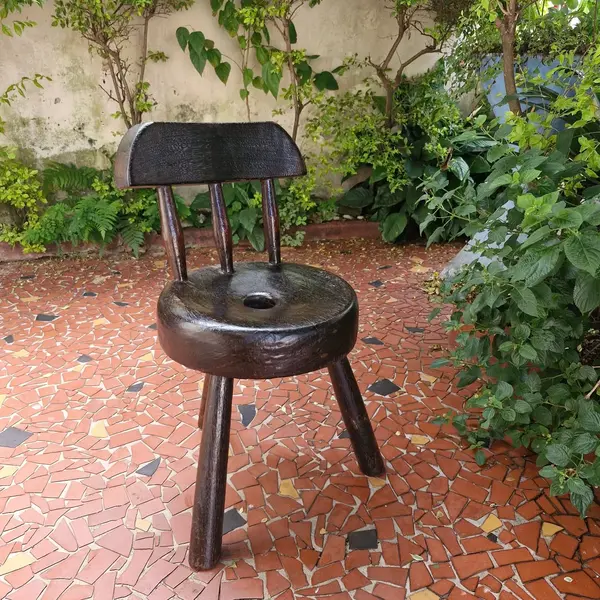 Foto de um(a) Cadeira caipira em madeira maciça, da categoria de Cadeiras, bancos e banquetas. Cadeira caipira esculpida em madeira maciça, assento redondo três pés roliços e inclinados, encosto formado por três barras... Mostrado de uma perspectiva diferente. Vendido no marketplace Trésors.