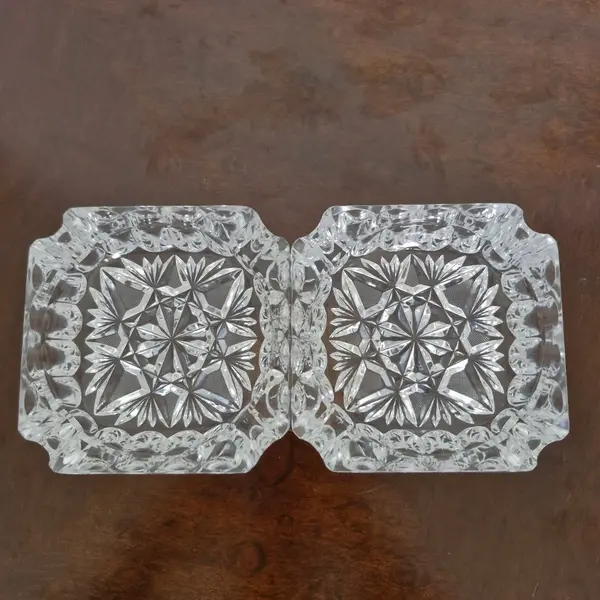 Foto de um(a) Cinzeiro em cristal, da categoria de Cinzeiros. Antigo cinzeiro em cristal translúcido ricamente lapidado. Valor individual! Medidas: 14 cm x 14 cm. Mostrado de uma perspectiva diferente. Vendido no marketplace Trésors.