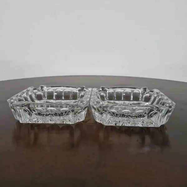 Foto de um(a) Cinzeiro em cristal, da categoria de Cinzeiros. Antigo cinzeiro em cristal translúcido ricamente lapidado. Valor individual! Medidas: 14 cm x 14 cm. Mostrado de uma perspectiva diferente. Vendido no marketplace Trésors.
