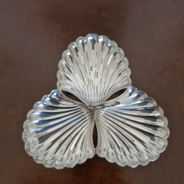 Foto de um(a) Petisqueira em formato de concha, da categoria de Outros utensílios para servir. Antiga e linda petisqueira em formato de concha, peça decorativa em prata 90. Medidas : altura 15 cm x diâmetro 18 cm x... Mostrado de uma perspectiva diferente. Vendido no marketplace Trésors.