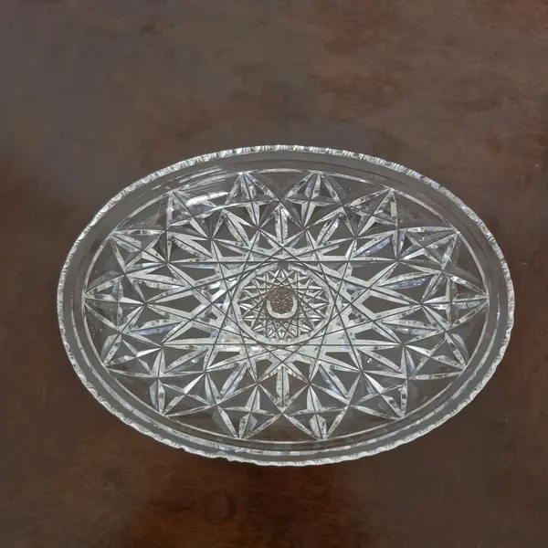 Foto de um(a) Petisqueira cristal lapidado, da categoria de Utensílios de servir. Elegante e sofisticada petisqueira, adequada para ocasiões especiais. Ideal para servir queijos, frutas, azeitonas e outros... Mostrado de uma perspectiva diferente. Vendido no marketplace Trésors.