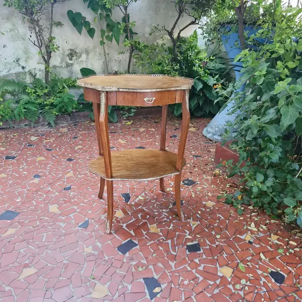 Foto de um(a) Mesa de canto em madeira, da categoria de Mesas laterais. Mesinha de canto decorativa com 2 níveis e uma gaveta. Arrematada por detalhes em bronze.(mesinha restaurada) Medidas :... Mostrado de uma perspectiva diferente. Vendido no marketplace Trésors.