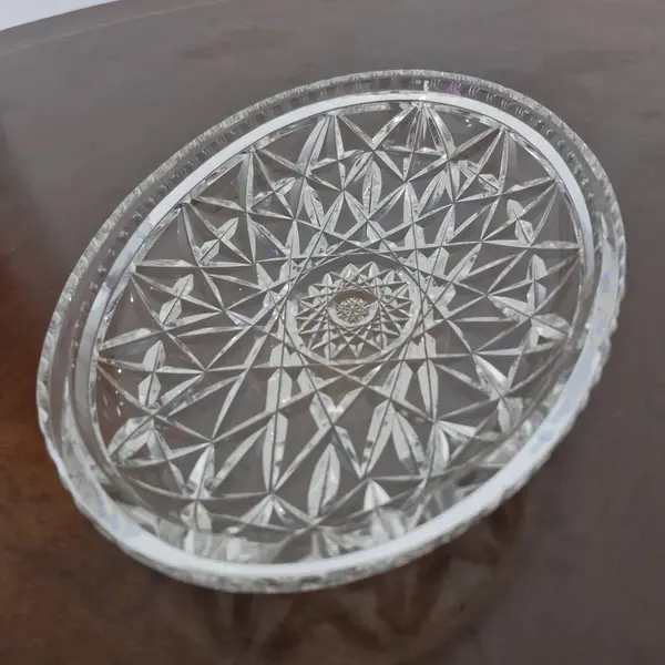 Foto de um(a) Petisqueira cristal lapidado, da categoria de Utensílios de servir. Elegante e sofisticada petisqueira, adequada para ocasiões especiais. Ideal para servir queijos, frutas, azeitonas e outros... Mostrado de uma perspectiva diferente. Vendido no marketplace Trésors.