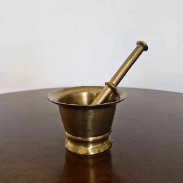 Foto de um(a) Almofariz com pilão, da categoria de Jarros. Almofariz com seu pilao, peça ultilizada para triturar, moer e esmagar , preparar temperos, pastas, ervas, especiarias ,... Mostrado de uma perspectiva diferente. Vendido no marketplace Trésors.