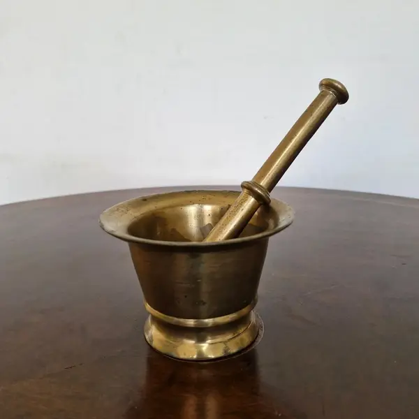 Foto de um(a) Almofariz com pilão, da categoria de Jarros. Almofariz com seu pilao, peça ultilizada para triturar, moer e esmagar , preparar temperos, pastas, ervas, especiarias ,... Mostrado de uma perspectiva diferente. Vendido no marketplace Trésors.