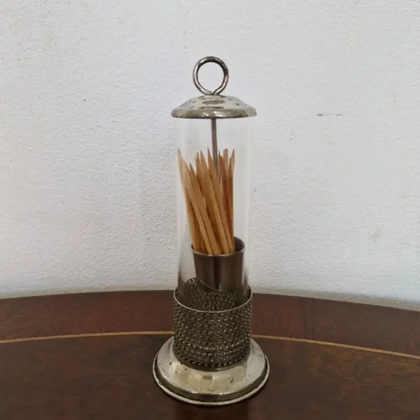 Foto de um(a) Antigo paliteiro em metal, da categoria de Paliteiros. Antigo paliteiro em metal com detalhes em cristal. Medidas : altura 14,5 cm x base 5,5 cm. Mostrado de uma perspectiva diferente. Vendido no marketplace Trésors.