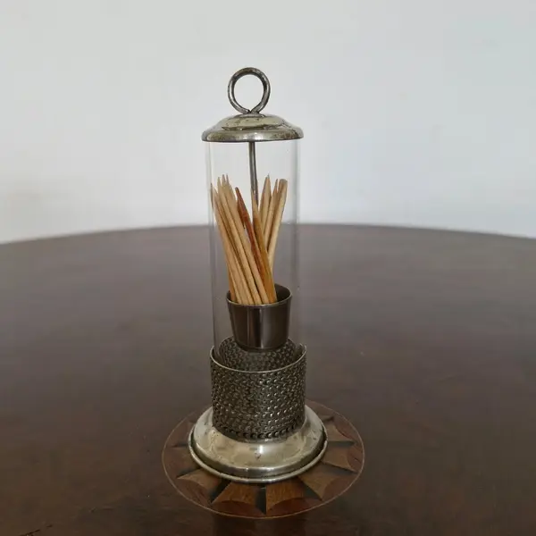 Foto de um(a) Antigo paliteiro em metal, da categoria de Paliteiros. Antigo paliteiro em metal com detalhes em cristal. Medidas : altura 14,5 cm x base 5,5 cm. Mostrado de uma perspectiva diferente. Vendido no marketplace Trésors.