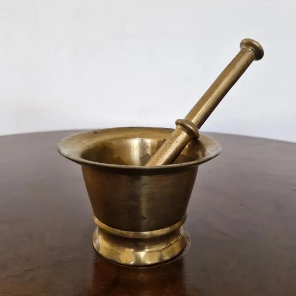 Foto de um(a) Almofariz com pilão, da categoria de Jarros. Almofariz com seu pilao, peça ultilizada para triturar, moer e esmagar , preparar temperos, pastas, ervas, especiarias ,... Mostrado de uma perspectiva diferente. Vendido no marketplace Trésors.