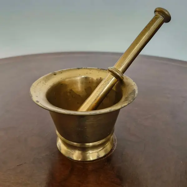 Foto de um(a) Almofariz com pilão, da categoria de Jarros. Almofariz com seu pilao, peça ultilizada para triturar, moer e esmagar , preparar temperos, pastas, ervas, especiarias ,... Mostrado de uma perspectiva diferente. Vendido no marketplace Trésors.