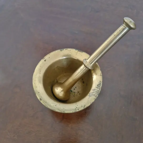 Foto de um(a) Almofariz com pilão, da categoria de Jarros. Almofariz com seu pilao, peça ultilizada para triturar, moer e esmagar , preparar temperos, pastas, ervas, especiarias ,... Mostrado de uma perspectiva diferente. Vendido no marketplace Trésors.