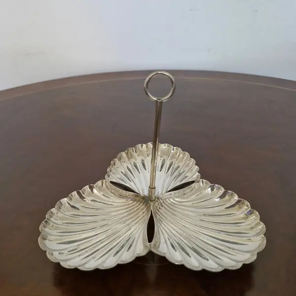 Foto de um(a) Petisqueira em formato de concha, da categoria de Outros utensílios para servir. Antiga e linda petisqueira em formato de concha, peça decorativa em prata 90. Medidas : altura 15 cm x diâmetro 18 cm x... Mostrado de uma perspectiva diferente. Vendido no marketplace Trésors.
