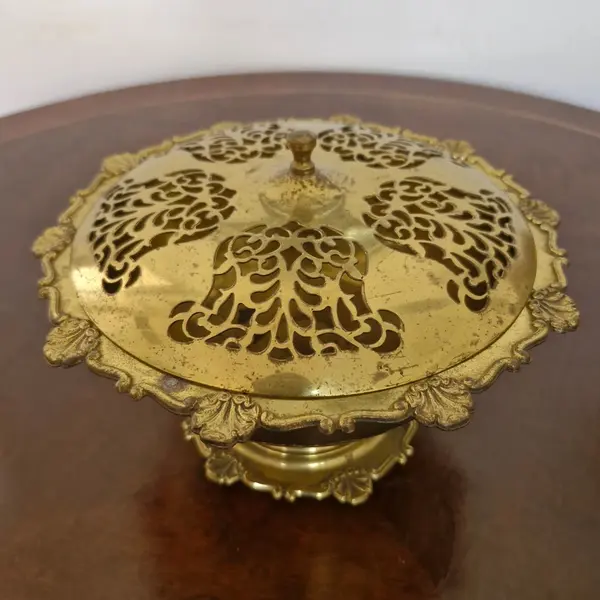 Foto de um(a) Antigo centro de mesa/bomboniere em metal, da categoria de Centro de mesa. Antigo centro de mesa / bomboniere em metal vazado dourado. Medidas : diâmetro 23 cm x altura 14 cm. Mostrado de uma perspectiva diferente. Vendido no marketplace Trésors.