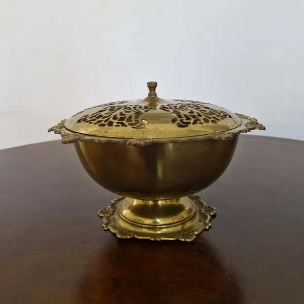 Foto de um(a) Antigo centro de mesa/bomboniere em metal, da categoria de Centro de mesa. Antigo centro de mesa / bomboniere em metal vazado dourado. Medidas : diâmetro 23 cm x altura 14 cm. Mostrado de uma perspectiva diferente. Vendido no marketplace Trésors.